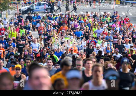 New York, États-Unis ; 5 novembre 2023. Les coureurs sillonnent les rues lors du marathon TCS de New York 2023. Quelque 50 000 coureurs ont participé au Marathon. Crédit : Enrique Shore/Alamy Live News Banque D'Images