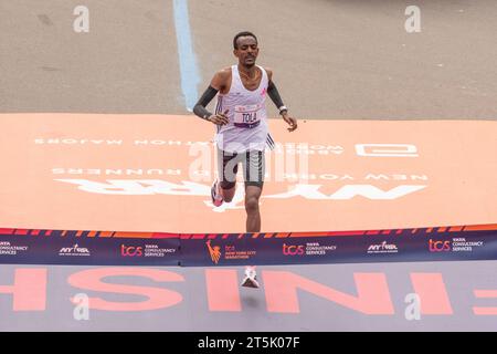 Tamirat Tola de l'Ethiopie franchissant la ligne d'arrivée en tant que vainqueur avec le temps 2:04:58 du marathon du TCS New York City dans la division masculine ouverte à Central Park à New York le 5 novembre 2023 Banque D'Images