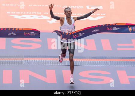 Tamirat Tola de l'Ethiopie franchissant la ligne d'arrivée en tant que vainqueur avec le temps 2:04:58 du marathon du TCS New York City dans la division masculine ouverte à Central Park à New York le 5 novembre 2023 Banque D'Images