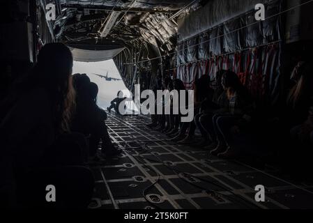 Les conjoints des membres du 182e groupe d'opérations de la Garde nationale aérienne de l'Illinois participent à un vol d'orientation à bord d'un avion Hercules C-130H3 à Peoria, Illinois, le 4 novembre 2023. Les conjoints ont été emmenés dans un vol d'orientation pour mieux familiariser les membres de la famille avec la 182e Escadre de transport aérien. (Photo de la Garde nationale aérienne des États-Unis par le sergent d'état-major Paul Helmig) Banque D'Images