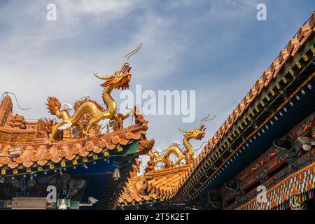 28.09.2021. HOHHOT, CHINE : les décorations des dragons sur le toit du temple Da Zhao ou Wuliang, un monastère bouddhiste tibétain de l'ordre Gelugpa à Hohh Banque D'Images