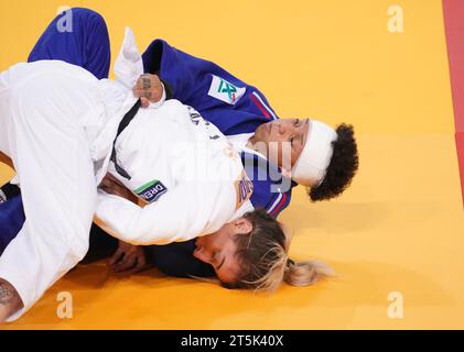 Amadine Buchard (FRA) remporte l'or sur Distria Krasniqi (KOS) en finale féminine -52 kg lors des Championnats d'Europe de judo Seniors le 3 novembre 2023 au Sud de France Arena Montpellier, France Credit : SCS/Soenar Chamid/AFLO/Alamy Live News Banque D'Images