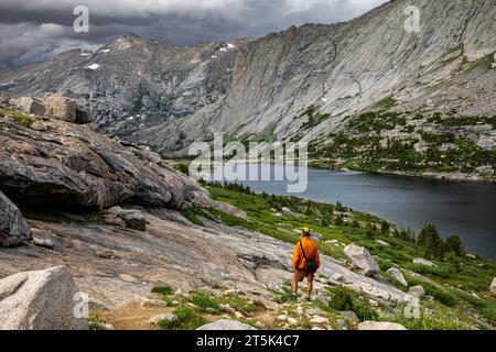 WY05630-00...WYOMING - randonnée surplombant Deep Lake depuis la route de Temple Lake dans la région sauvage de Bridger de la chaîne Wind River. Banque D'Images