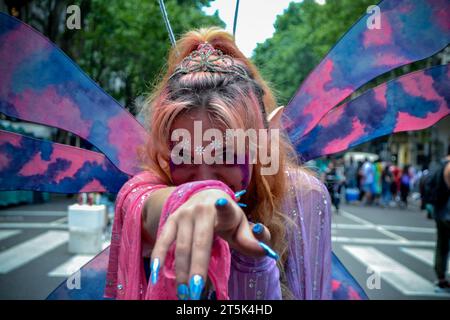 Buenos Aires, Ciudad Autonoma, Argentine. 4 novembre 2023. La 32e marche de la LGTBIQ Pride a eu lieu à Buenos Aires. Des milliers de personnes ont défilé de la Plaza de Mayo au Congrès, au milieu d’une ambiance festive qui comprenait la présentation de nombreux artistes et DJs. (Image de crédit : © Milagros Gonzalez/ZUMA Press Wire) USAGE ÉDITORIAL SEULEMENT! Non destiné à UN USAGE commercial ! Banque D'Images