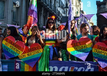 Buenos Aires, Ciudad Autonoma, Argentine. 4 novembre 2023. La 32e marche de la LGTBIQ Pride a eu lieu à Buenos Aires. Des milliers de personnes ont défilé de la Plaza de Mayo au Congrès, au milieu d’une ambiance festive qui comprenait la présentation de nombreux artistes et DJs. (Image de crédit : © Milagros Gonzalez/ZUMA Press Wire) USAGE ÉDITORIAL SEULEMENT! Non destiné à UN USAGE commercial ! Banque D'Images