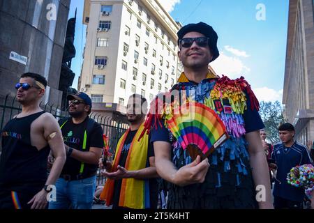 Buenos Aires, Ciudad Autonoma, Argentine. 4 novembre 2023. La 32e marche de la LGTBIQ Pride a eu lieu à Buenos Aires. Des milliers de personnes ont défilé de la Plaza de Mayo au Congrès, au milieu d’une ambiance festive qui comprenait la présentation de nombreux artistes et DJs. (Image de crédit : © Milagros Gonzalez/ZUMA Press Wire) USAGE ÉDITORIAL SEULEMENT! Non destiné à UN USAGE commercial ! Banque D'Images