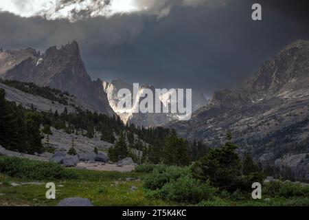 WY05636-05...WYOMING - tempête venant au-dessus de Sundance Pinnacle vers Deep Lake dans la nature sauvage de Bridger de la chaîne Wind River. Banque D'Images