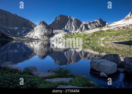 WY05644-00...WYOMING - Temple Peak se reflétant dans les eaux tranquilles de Deep Lake ; région sauvage de Bridger, chaîne Wind River. Banque D'Images