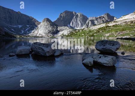 WY05645-00...WYOMING - Temple Peak se reflétant près de la décharge de Deep Lake ; région sauvage de Bridger, chaîne Wind River. Banque D'Images