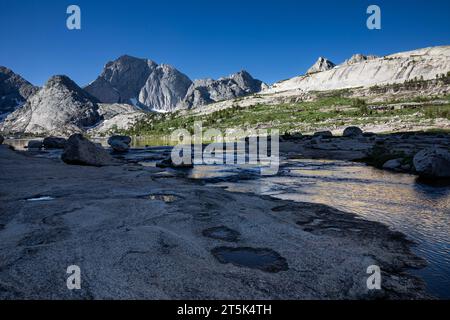 WY05648-00...WYOMING - Temple Peak vu de la décharge de Deep Lake dans la région sauvage de Bridger de la chaîne Wind River. Banque D'Images
