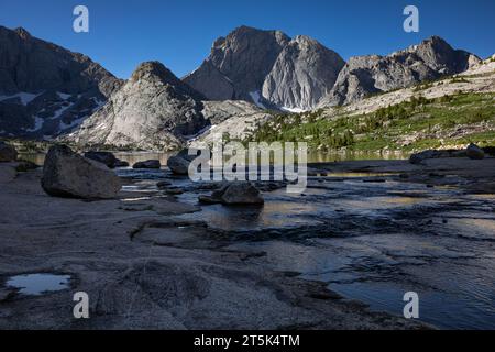 WY05649-00...WYOMING - Temple Peak vu de la décharge de Deep Lake dans la région sauvage de Bridger de la chaîne Wind River. Banque D'Images