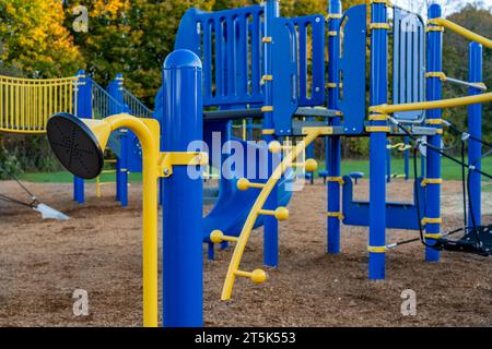 Terrain de jeu d'école primaire typique non identifié avec surface de chute de sécurité en fibre de bois d'ingénierie Banque D'Images