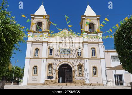 L'église Mision de San Jose à San Jose del Cabo, Mexique. Le bâtiment est décoré de chapelets de drapeaux triangulaires verts et jaunes. Banque D'Images