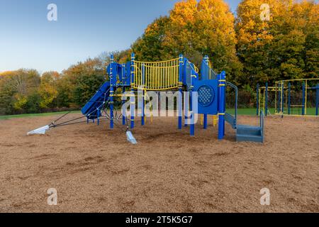 Terrain de jeu d'école primaire typique non identifié avec surface de chute de sécurité en fibre de bois d'ingénierie Banque D'Images