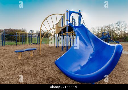 Terrain de jeu d'école primaire typique non identifié avec surface de chute de sécurité en fibre de bois d'ingénierie Banque D'Images