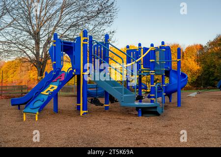 Terrain de jeu d'école primaire typique non identifié avec surface de chute de sécurité en fibre de bois d'ingénierie Banque D'Images