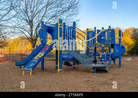 Terrain de jeu d'école primaire typique non identifié avec surface de chute de sécurité en fibre de bois d'ingénierie Banque D'Images