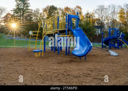 Terrain de jeu d'école primaire typique non identifié avec surface de chute de sécurité en fibre de bois d'ingénierie Banque D'Images