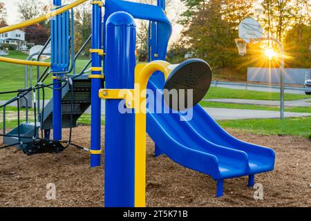 Terrain de jeu d'école primaire typique non identifié avec surface de chute de sécurité en fibre de bois d'ingénierie Banque D'Images