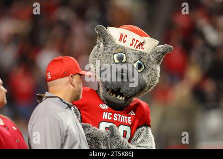 4 novembre 2023 : mascotte de NC State. Match de football de la NCAA, entre l'Université de Miami et l'Université d'État de Caroline du Nord, au carter Finley Stadium, Raleigh, Caroline du Nord. David Beach/CSM (image de crédit : © David Beach/Cal Sport Media) Banque D'Images