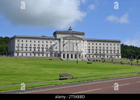 Vue du bâtiment du Parlement sur le domaine Stormont Banque D'Images