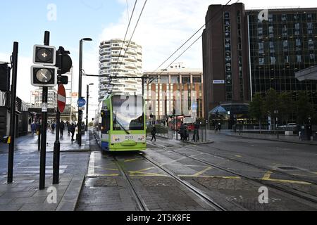 Une vue du tram pour New Addington approchant East Croydon Station Banque D'Images