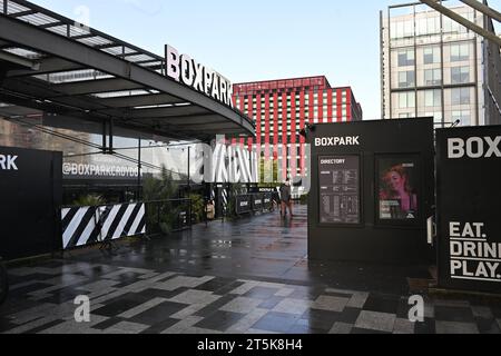 Une vue de Boxpark avec 2 Ruskin Square en arrière-plan au réaménagement de la station East Croydon Banque D'Images