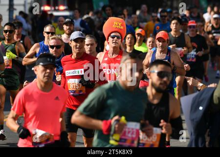 Les coureurs participent au Marathon TCS de New York le 5 novembre 2023 à New York. Banque D'Images