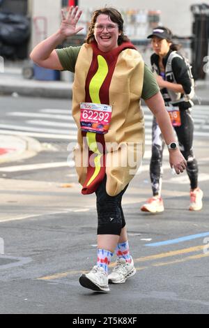 Les coureurs participent au Marathon TCS de New York le 5 novembre 2023 à New York. Banque D'Images