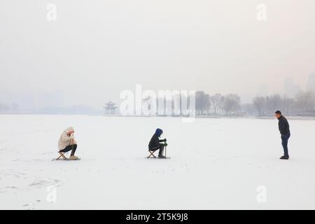 Comté de Luannan - 19 février 2019 : patineurs sur le glacier, Comté de Luannan, province du Hebei, Chine Banque D'Images