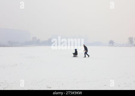 Comté de Luannan - 19 février 2019 : patineurs sur le glacier, Comté de Luannan, province du Hebei, Chine Banque D'Images