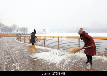 Comté de Luannan - 19 février 2019 : le nettoyeur balaye la neige, Comté de Luannan, province du Hebei, Chine Banque D'Images