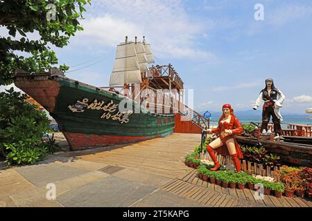 Sanya City, Hainan - 31 mars 2019 : des navires et des sculptures de figures sont sur l'île de Wuzhizhou，Sanya City, province de Hainan, Chine Banque D'Images