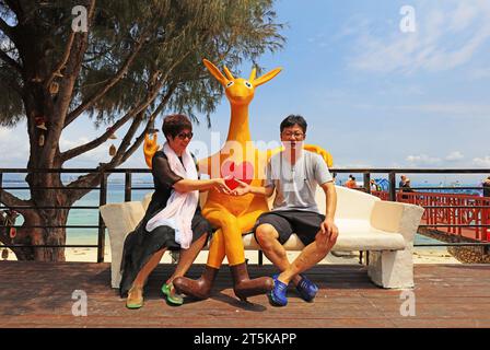 Sanya City, Hainan - 31 mars 2019 : les touristes se reposent à côté de sculptures de kangourou，dans la ville de Sanya, province de Hainan, Chine Banque D'Images