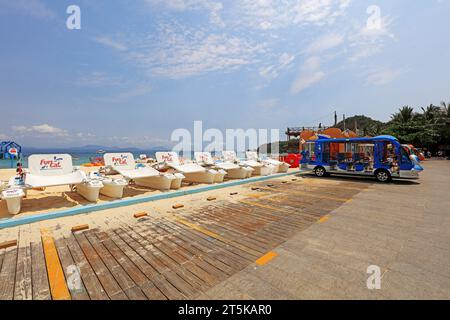 Sanya City, Hainan - 31 mars 2019 : voiture de batterie garée au bord de la mer sur，île de Wuzhizhou dans la ville de Sanya, province de Hainan, Chine Banque D'Images