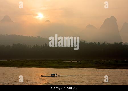 Vue panoramique tôt le matin sur la rivière Li brumeuse et les collines calcaires, Yangshuo, Chine Banque D'Images