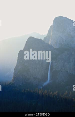 Belle matinée brumeuse au tunnel avec vue sur une puissante chute de Bridalveil dans la vallée de Yosemite, en Californie Banque D'Images