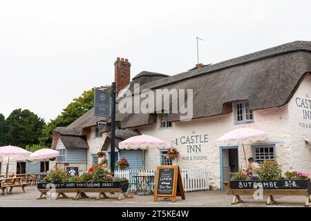 Pub anglais, le restaurant Castle Inn public House et chambres à West Lulworth près de Lulworth Cove, Dorset, Angleterre, Royaume-Uni Banque D'Images