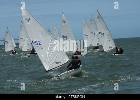 Vitoria, Espirito Santo, Brésil. 5 novembre 2023. VITORIA (ES) 05/11/2023-SAILING/CHAMPIONNAT BRÉSILIEN DINGUE- 37e championnat brésilien de classe dingue, sur la plage de Vitoria en ES, dernier jour de la compétition aujourd'hui, 5 novembre 2023, qui rassemble les amateurs de ce sport de tout le pays, promet trois jours de compétitions passionnantes et de défis dans les eaux de la capitale Espirito Santo. Avec la participation de 36 navires avec équipage de deux marins chacun, totalisant 72 participants, le championnat montre la force et la tradition de la classe dingue sur la scène (crédit Imag Banque D'Images