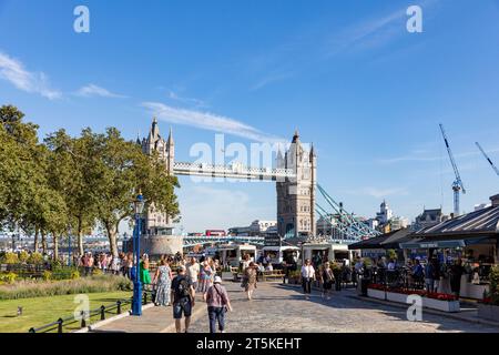 Tower Bridge au-dessus de la Tamise Londres, ciel bleu le jour chaud de septembre à Londres, touristes et visiteurs dans la ville de Londres, Angleterre, Royaume-Uni, 2023 Banque D'Images