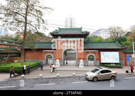 Guangzhou, Chine - 4 avril 2019 : porte de l'école des lettres de Guangzhou, ville de Guangzhou, province du Guangdong, Chine Banque D'Images