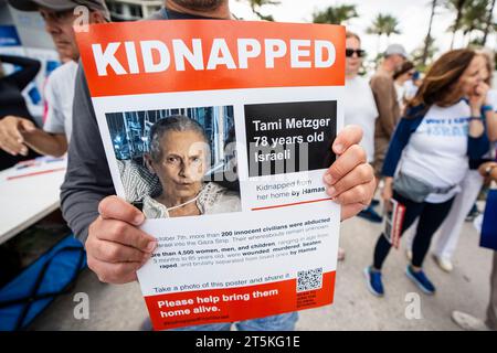 Surfside, Floride, États-Unis. 5 novembre 2023. Un homme tient une affiche de Tami Metzger, 78 ans, kidnappé par le Hamas. Surfside, Floride, le 5 novembre 2023. Loving Moms a appelé à la libération immédiate de 240 Israéliens pris en otage par le Hamas lors du massacre du 7 octobre en Israël. Le Hamas a tué plus de 1300 civils israéliens dans ces attaques. (Image de crédit : © Ronen Tivony/ZUMA Press Wire) USAGE ÉDITORIAL SEULEMENT! Non destiné à UN USAGE commercial ! Banque D'Images