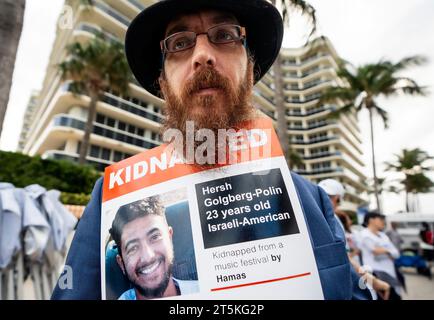 Surfside, Floride, États-Unis. 5 novembre 2023. Un homme tient une affiche de l'israélien américain Hersh Goldberg Polin, qui a été enlevé par le Hamas. Surfside, Floride, le 5 novembre 2023. Loving Moms a appelé à la libération immédiate de 240 Israéliens pris en otage par le Hamas lors du massacre du 7 octobre en Israël. Le Hamas a tué plus de 1300 civils israéliens dans ces attaques. (Image de crédit : © Ronen Tivony/ZUMA Press Wire) USAGE ÉDITORIAL SEULEMENT! Non destiné à UN USAGE commercial ! Banque D'Images