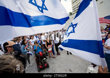 Surfside, Floride, États-Unis. 5 novembre 2023. Des personnes tenant des affiches avec les noms et les photos d'Israéliens enlevés par le Hamas lors d'une promenade amoureuse des mamans à Surfside, en Floride, le 5 novembre 2023. Loving Moms a appelé à la libération immédiate de 240 Israéliens pris en otage par le Hamas lors du massacre du 7 octobre en Israël. Le Hamas a tué plus de 1300 civils israéliens dans ces attaques. (Image de crédit : © Ronen Tivony/ZUMA Press Wire) USAGE ÉDITORIAL SEULEMENT! Non destiné à UN USAGE commercial ! Banque D'Images