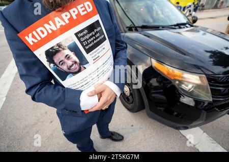 Surfside, Floride, États-Unis. 5 novembre 2023. Un homme tient une affiche de l'israélien américain Hersh Goldberg Polin, qui a été enlevé par le Hamas. Surfside, Floride, le 5 novembre 2023. Loving Moms a appelé à la libération immédiate de 240 Israéliens pris en otage par le Hamas lors du massacre du 7 octobre en Israël. Le Hamas a tué plus de 1300 civils israéliens dans ces attaques. (Image de crédit : © Ronen Tivony/ZUMA Press Wire) USAGE ÉDITORIAL SEULEMENT! Non destiné à UN USAGE commercial ! Banque D'Images