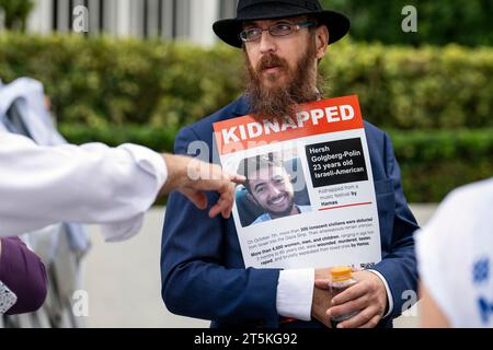 Surfside, Floride, États-Unis. 5 novembre 2023. Un homme tient une affiche de l'israélien américain Hersh Goldberg Polin, qui a été enlevé par le Hamas. Surfside, Floride, le 5 novembre 2023. Loving Moms a appelé à la libération immédiate de 240 Israéliens pris en otage par le Hamas lors du massacre du 7 octobre en Israël. Le Hamas a tué plus de 1300 civils israéliens dans ces attaques. (Image de crédit : © Ronen Tivony/ZUMA Press Wire) USAGE ÉDITORIAL SEULEMENT! Non destiné à UN USAGE commercial ! Banque D'Images