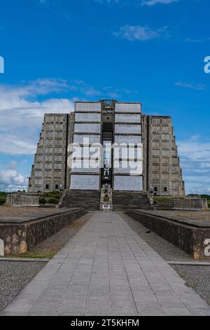 Vue sur le magnifique monument du phare de Colomb et le drapeau de la République Dominicaine à Santo Domingo Banque D'Images