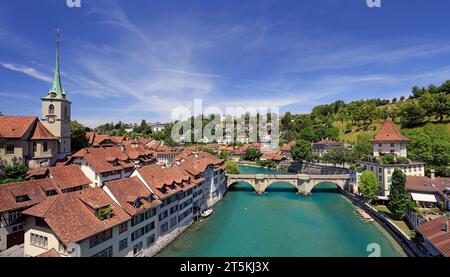 Vue sur le vieux centre-ville de Berne et le pont Nydeggbrucke sur la rivière Aare, Berne, Suisse Banque D'Images