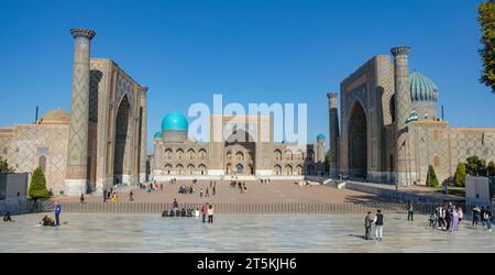 Samarkand, Ouzbékistan - 3 novembre 2023 : visite de la place Registan à Samarkand, Ouzbékistan. Banque D'Images