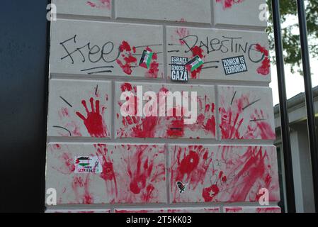 Des empreintes de mains peintes en rouge, des autocollants de protestation et des graffitis restent sur un mur le long d'une porte de la Maison Blanche le lendemain des manifestations pro-palestiniennes à Washington DC. Banque D'Images